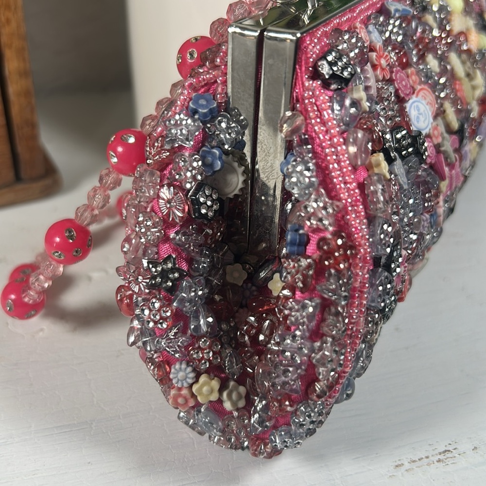 LA VIOLA Pink Clutch Kiss Lock Pink Lined Evening Prom Bag
W/ Strap NWOT - Picture 7 of 16
